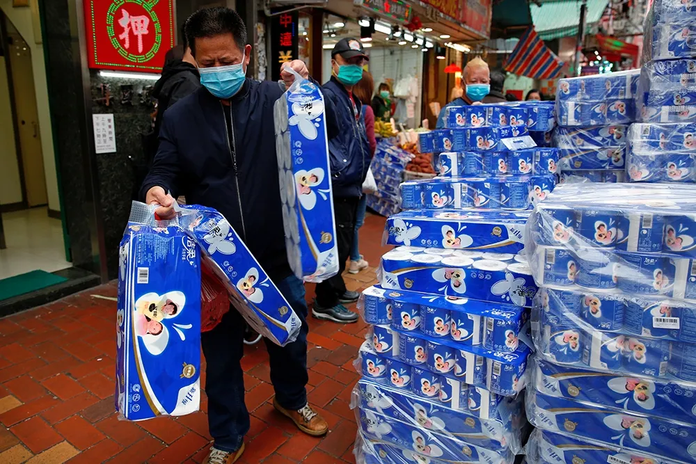 【武漢肺炎】港人失序搶糧搶口罩燒隔離診所　《彭博》：香港淪「失敗國家」