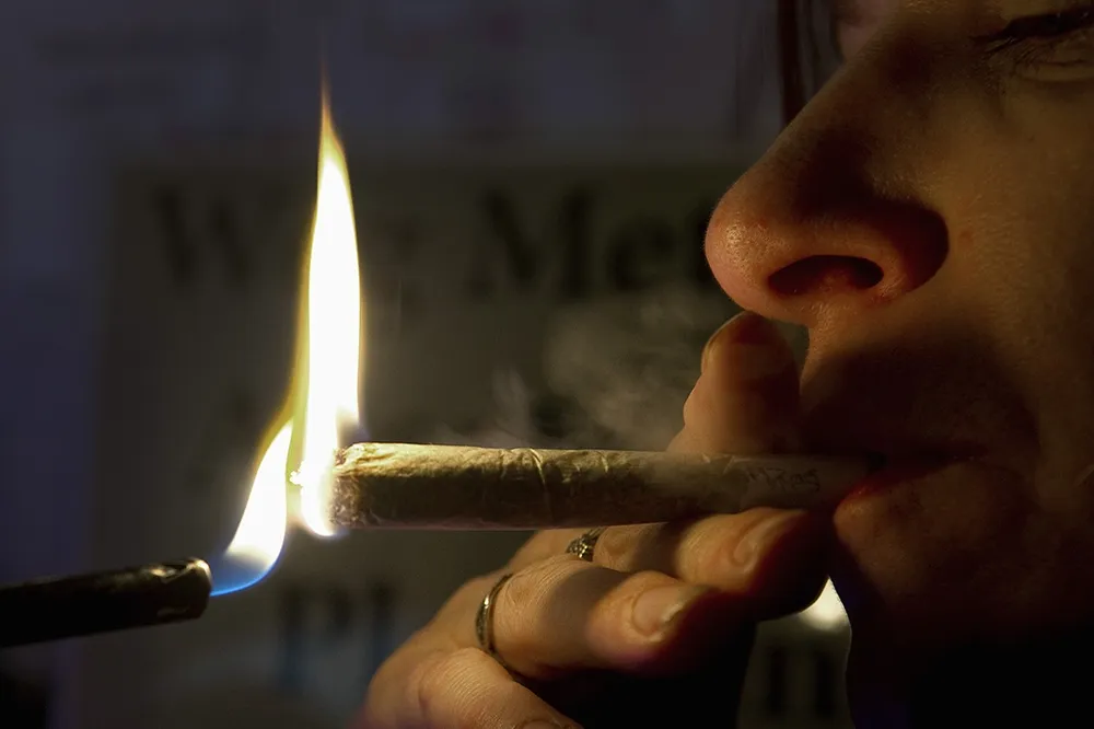 不歡迎觀光客再來吸大麻！　阿姆斯特丹減少大麻店家數量