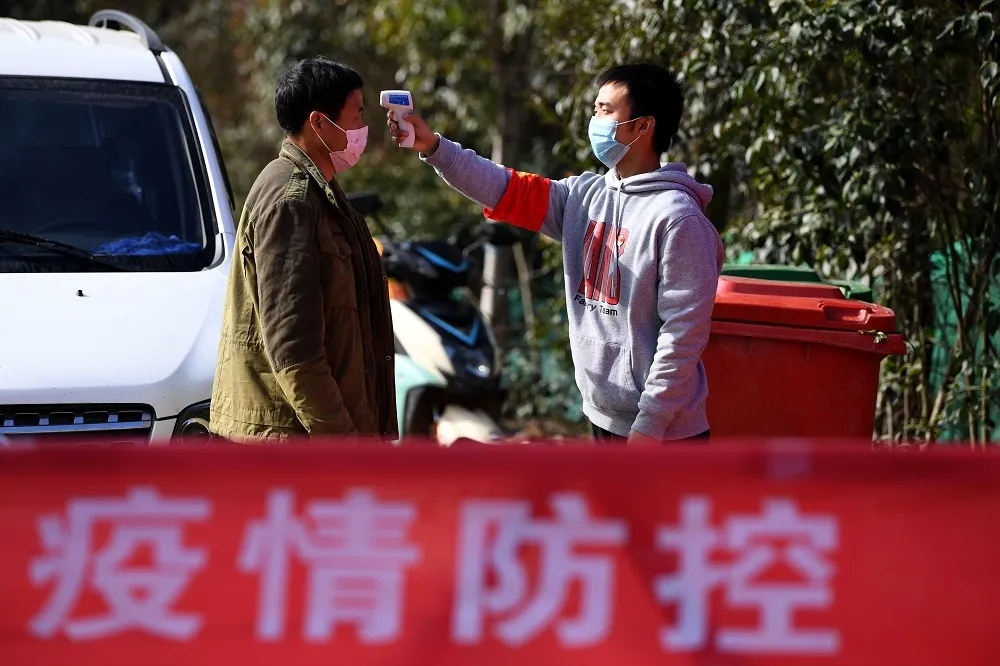 【武漢肺炎】台灣出現首例死亡　全球單日101人死、確診病例達71318、 中國確診達70609例