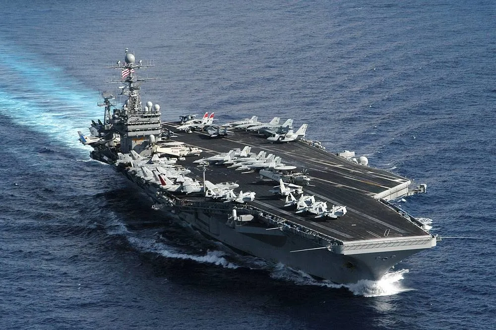 美國羅斯福號航艦即將通過巴士海峽　E-2C預警機17日早上9:14正在上空