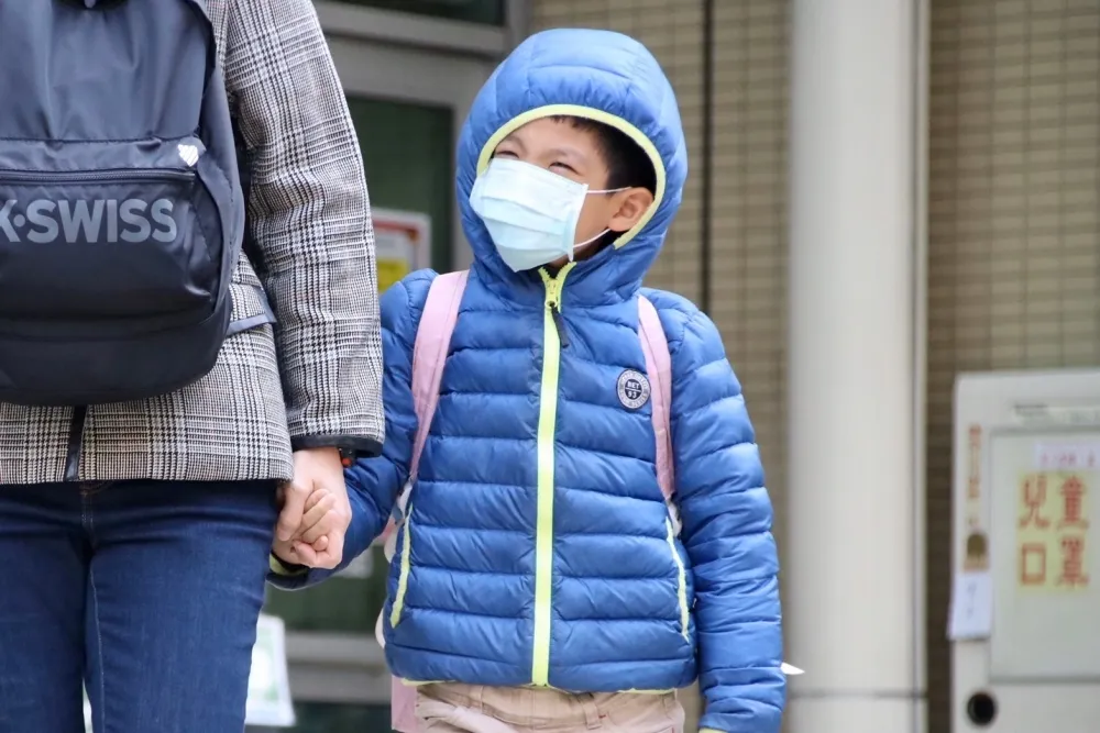 【開學倒數】抗疫不同調　台大公衛學院：發燒標準應下修至37.5度