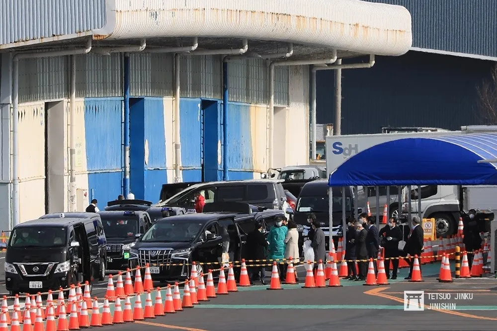 【快訊】鑽石公主號5名台籍旅客已下船　皆穿綠色防護衣戴口罩　