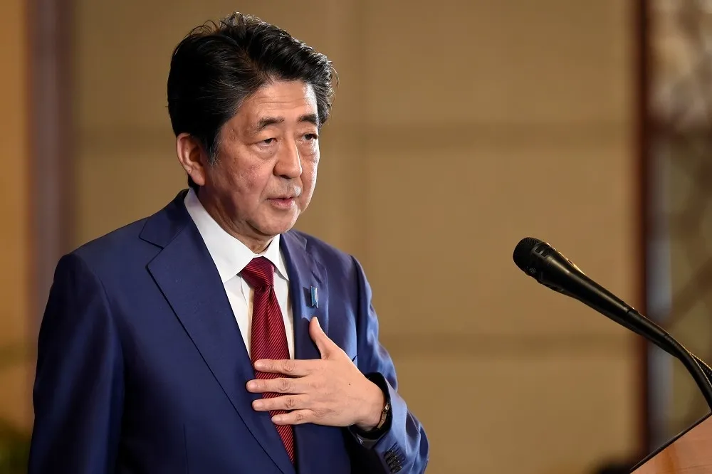 【武漢肺炎】日本全境確診724人　首相安倍大啖河豚生魚片被罵翻