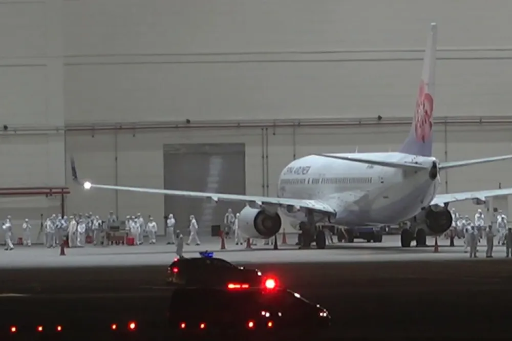 鑽石公主號包機21:45提前抵台　14台救護車入棚廠、全面進行檢疫及後送