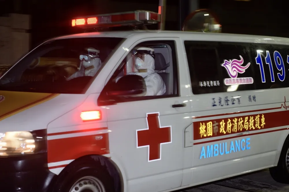 【直播】鑽石公主號包機抵台　 救護車後送旅客至醫院住院篩檢