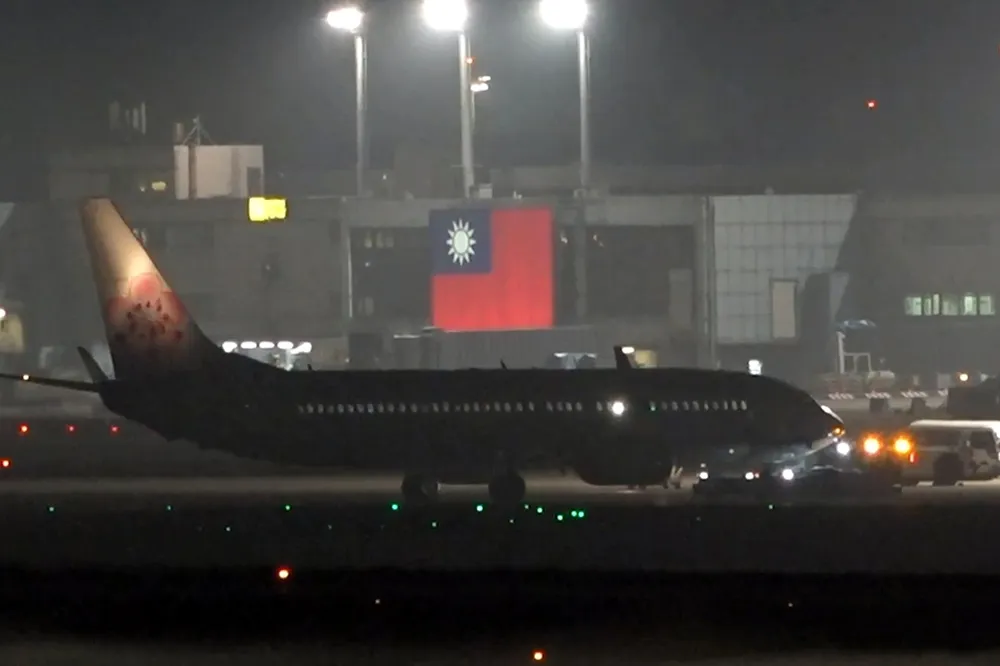 【影片】鑽石公主號包機降落桃園機場　防疫人員嚴陣以待