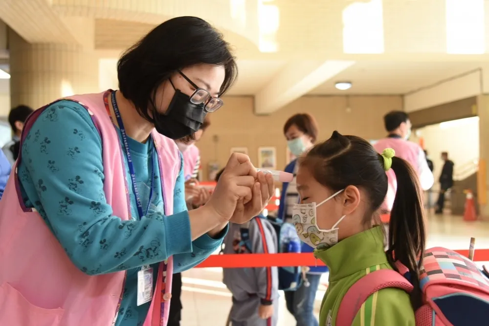 【開學防疫大作戰】縣市首長繃緊神經視察　宜蘭傳12名學生發燒