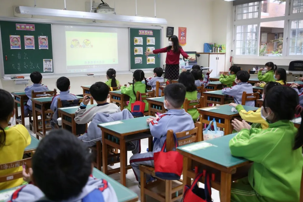 確診11歲男童曾上補習班　新北市規定即日起需「戴口罩」