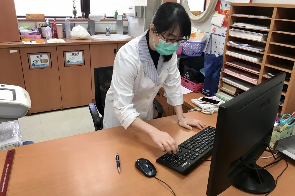醫事人員禁出國　診所任職數少不受限制