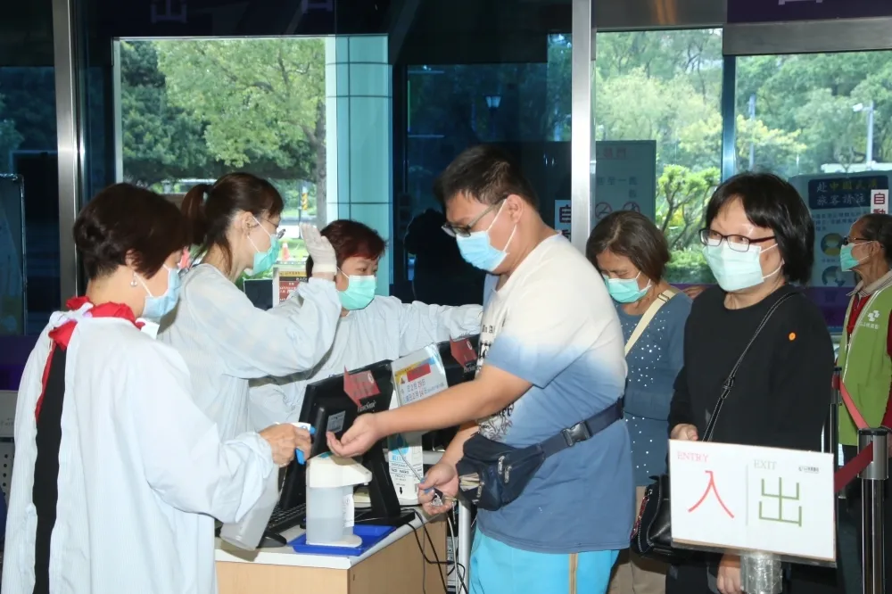 【武漢肺炎】首例院內感染就4人中鏢　張上淳：應與「手」有關