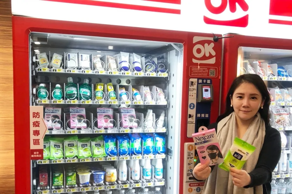 【武漢肺炎】OK 超商設置「mini 校園應援機」　口罩、抗菌噴霧、抗菌濕紙巾三寶入列販售