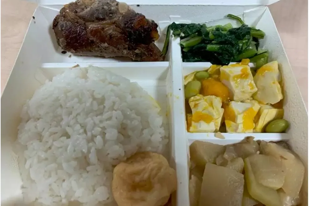 醫院員工一塊肉vs.隔離台商雙主菜　女網友心疼：防疫員吃不飽還要上戰場