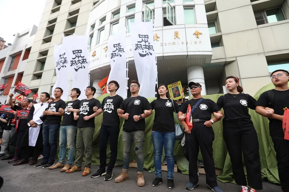 罷韓40萬份連署書送選委會　估6月13日投票