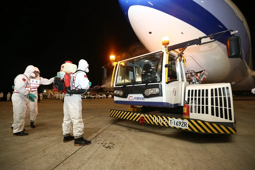 武漢專機消毒作業　46名化學兵對乘客、行李、空橋、樓梯等都不放過