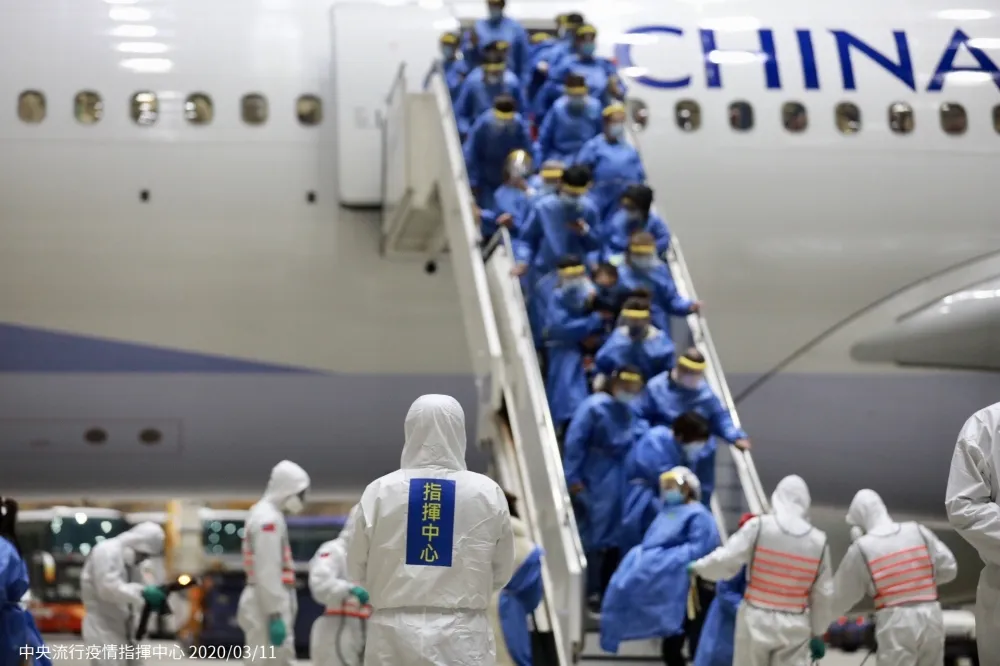 【武漢專機回台】2發燒者被中方攔下　機上戴「面罩OR口罩」中台不同調