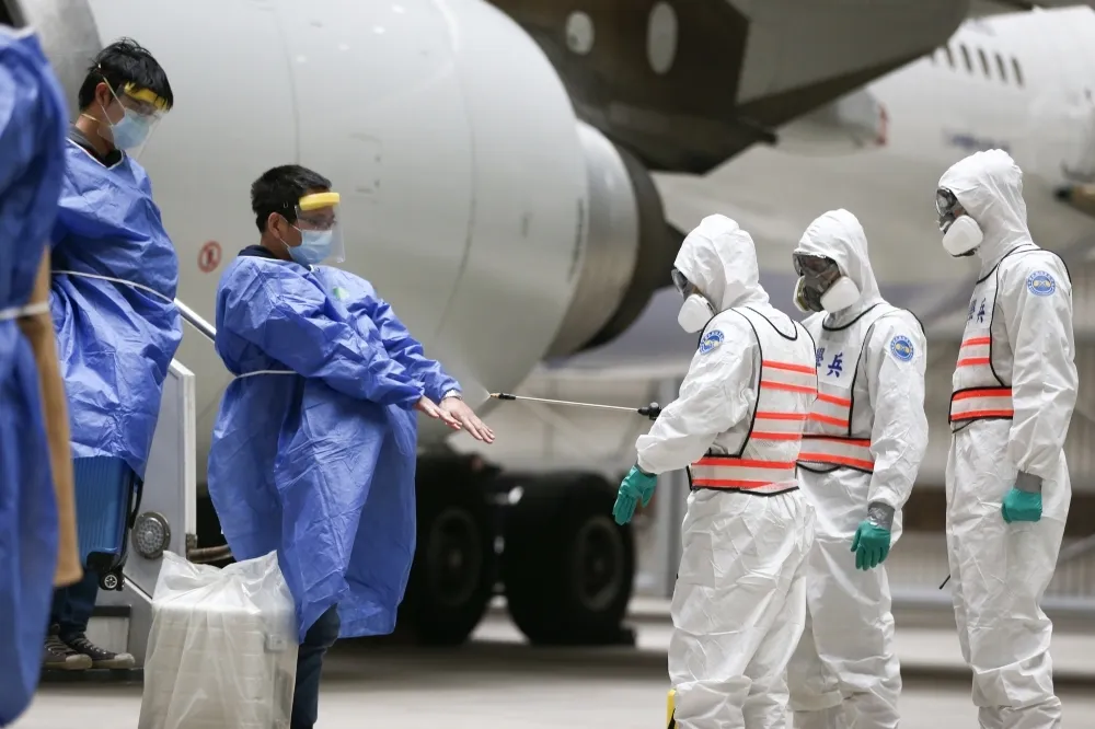 武漢包機發燒者疑為孕婦隨行醫未處置?　疫情中心：何處檢疫須配合當地規範