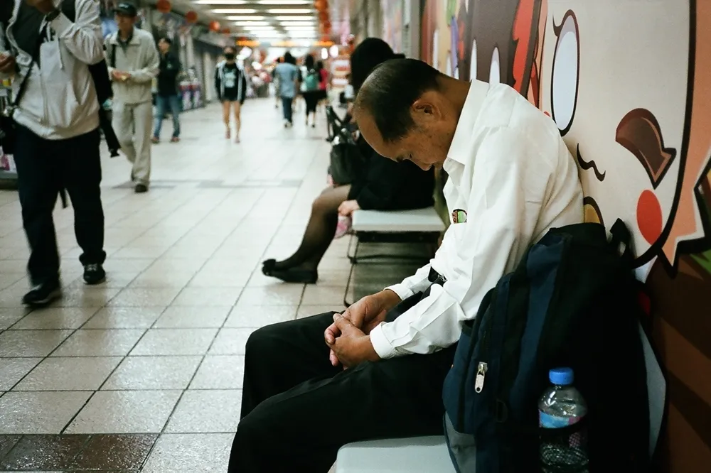 吃完晚餐就想睡、天還沒亮就醒來……年紀造成的睡眠問題如何解決？