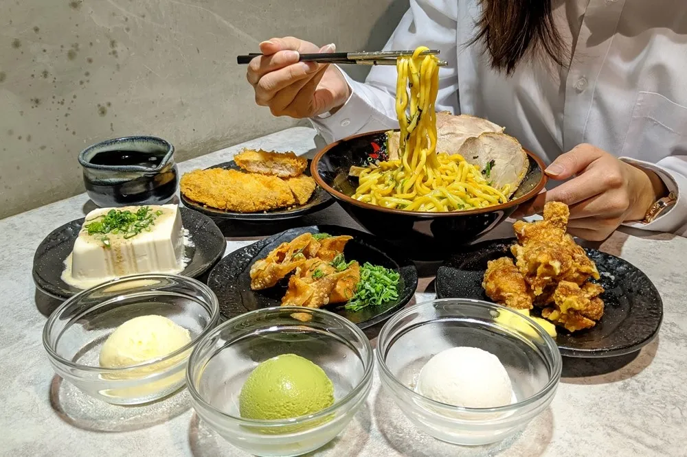 吃油拌麵不無聊！「東京油組総本店」 推出台灣限定 5 款新品　必點豬排、炸餛飩