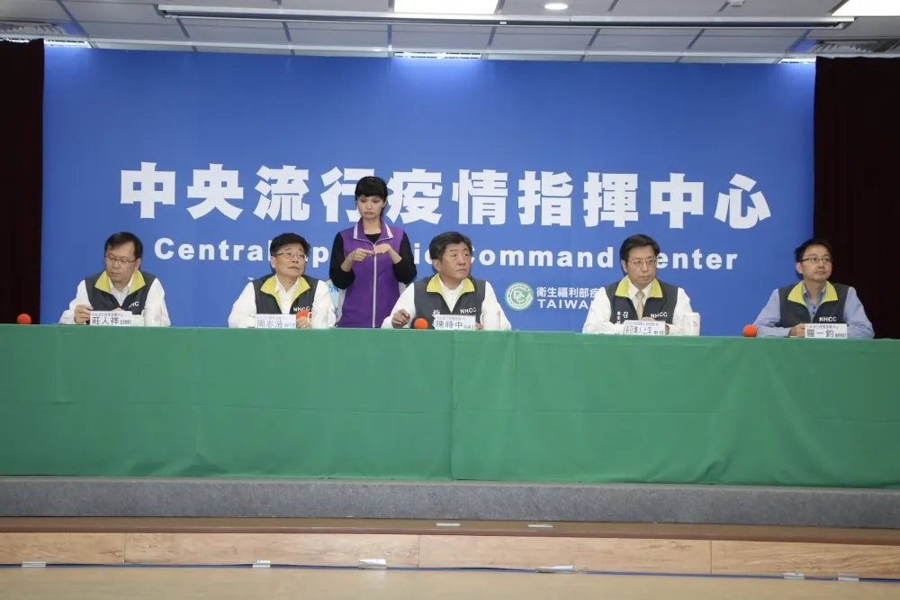 網封「防疫五月天」　阿中部長情人節暖送巧克力