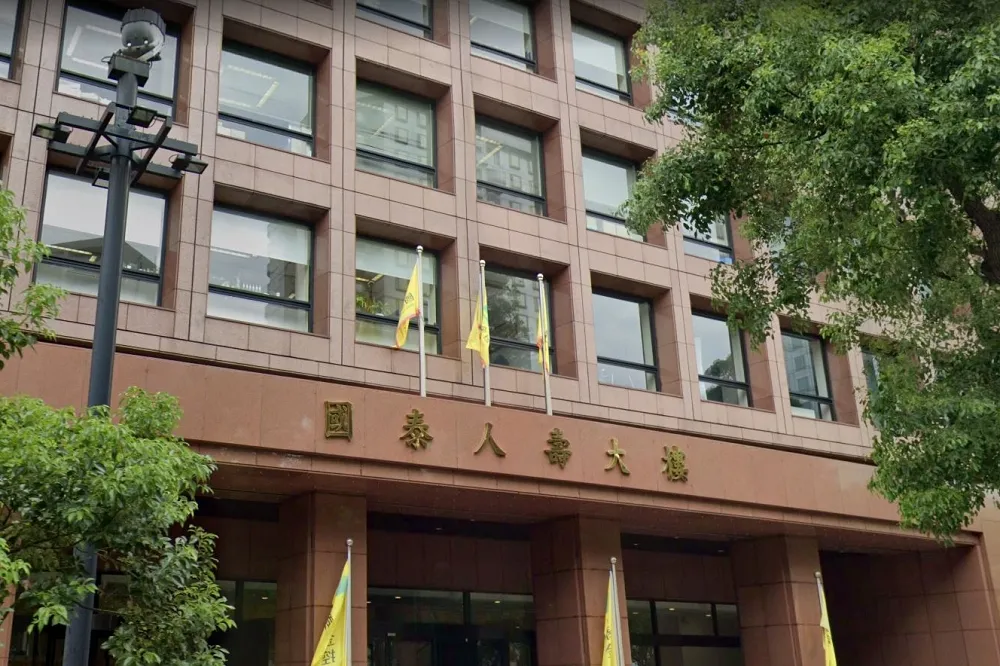 國泰人壽開金融業防疫首槍　宣布「強烈不建議員工出國」