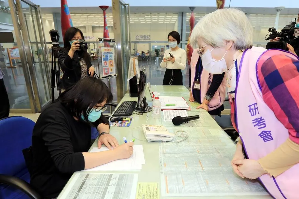 台中市府所屬機關16日起洽公需戴口罩及實名登記