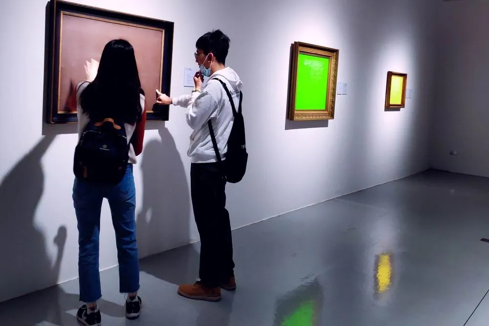 疫情緊繃　展覽作品歡迎民眾對作品又摸又聞引疑慮