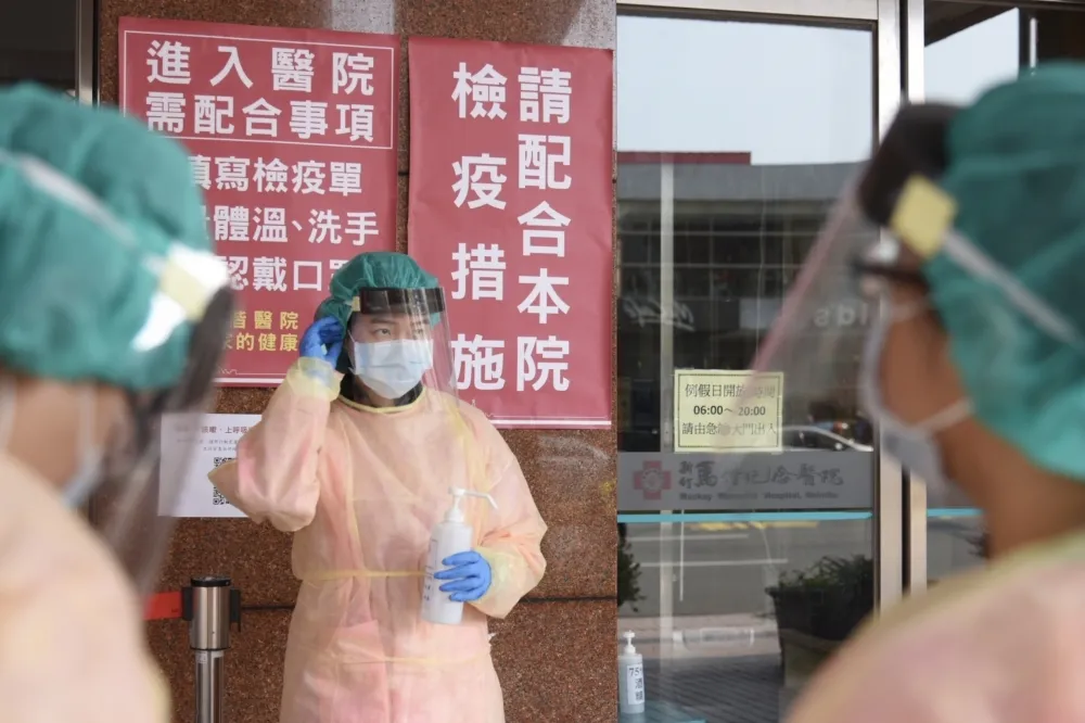 台美首波防疫合作　台灣每周10萬口罩換「美國30萬防護衣原料」