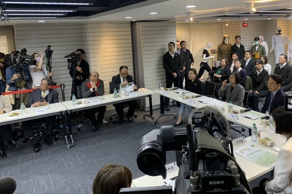 【防疫做半套】各部會採「異地辦公」　總統視察未戴口罩憂成破口