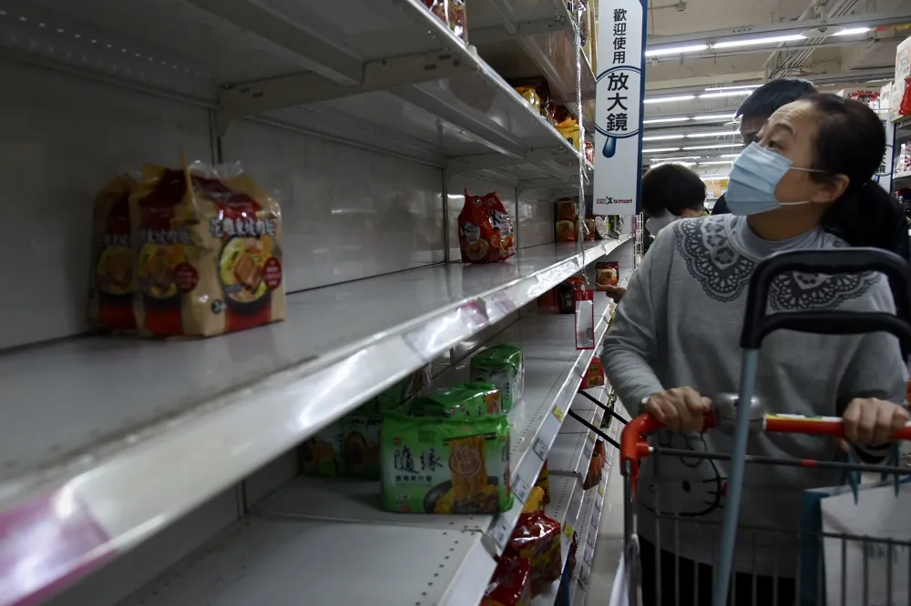 【衛生紙之亂重演】民眾上賣場狂掃貨　泡麵、罐頭、衛生紙「最快賣完」