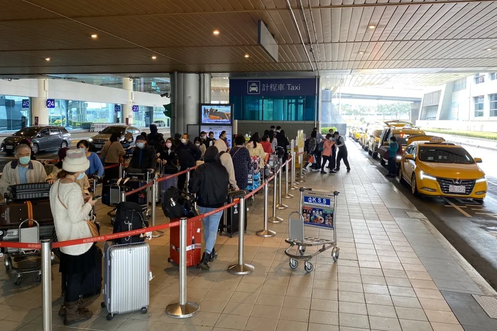 【邊境管制啟動】桃機旅客排隊搭專車　人潮爆量排上百公尺