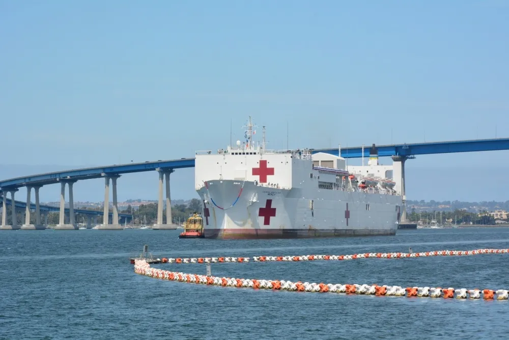 【武漢肺炎】美軍兩艘醫療艦分駐東西岸待命　法國調西北風級突擊艦運送海外病患
