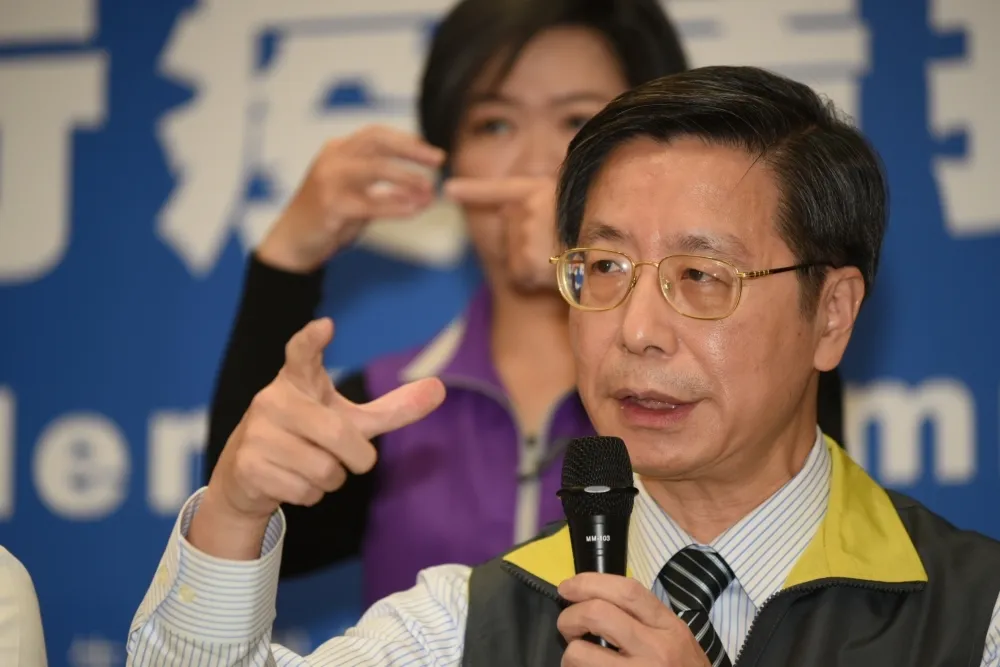 遭兒傳染武肺恐讓防疫中心淪陷？　張上淳斥：仍未接觸返國兒子