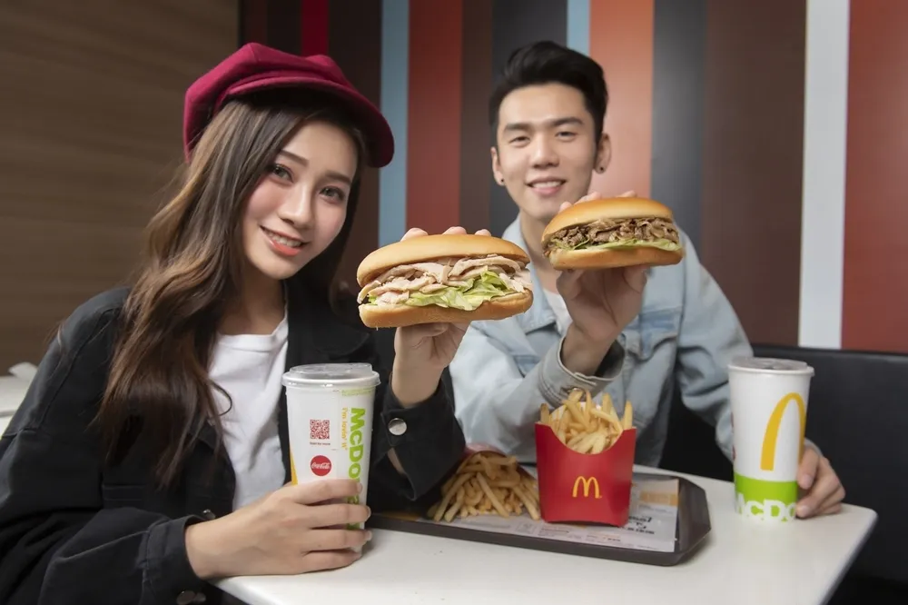 拍照上傳IG就有機會免費吃！麥當勞3/25起至4/28限時推出「煙燻鷄肉長堡」、「薑燒豬肉長堡」