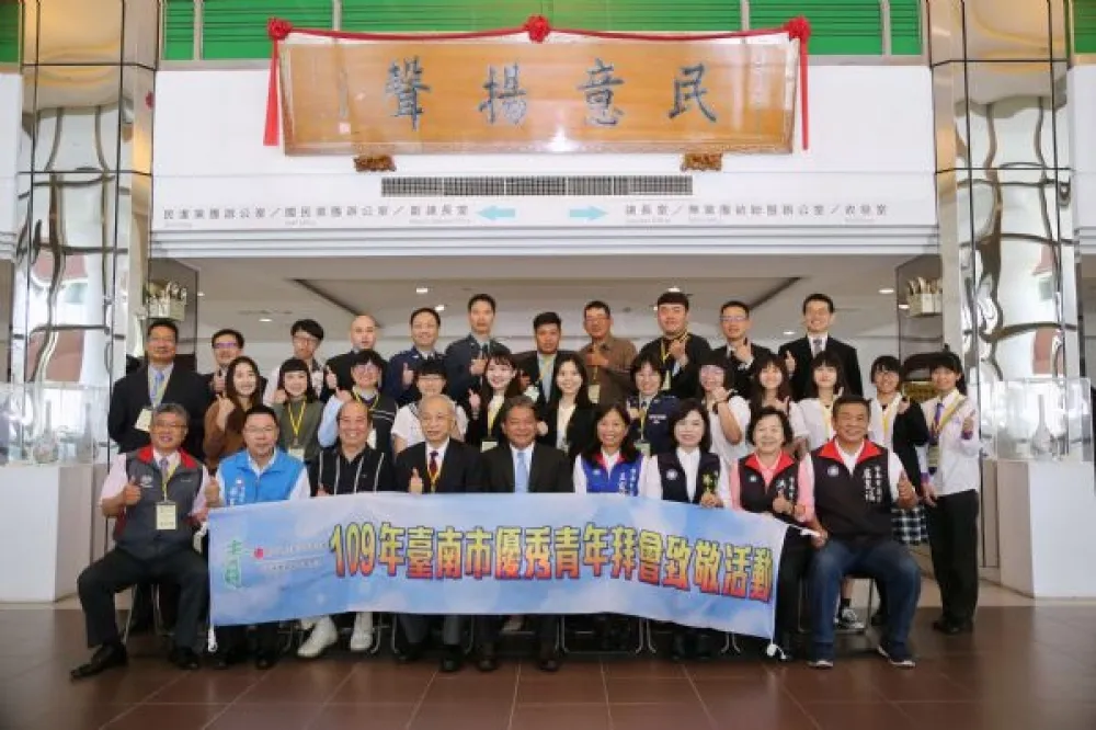 臺南市議長郭信良接見救國團優秀青年代表，提出市政建言