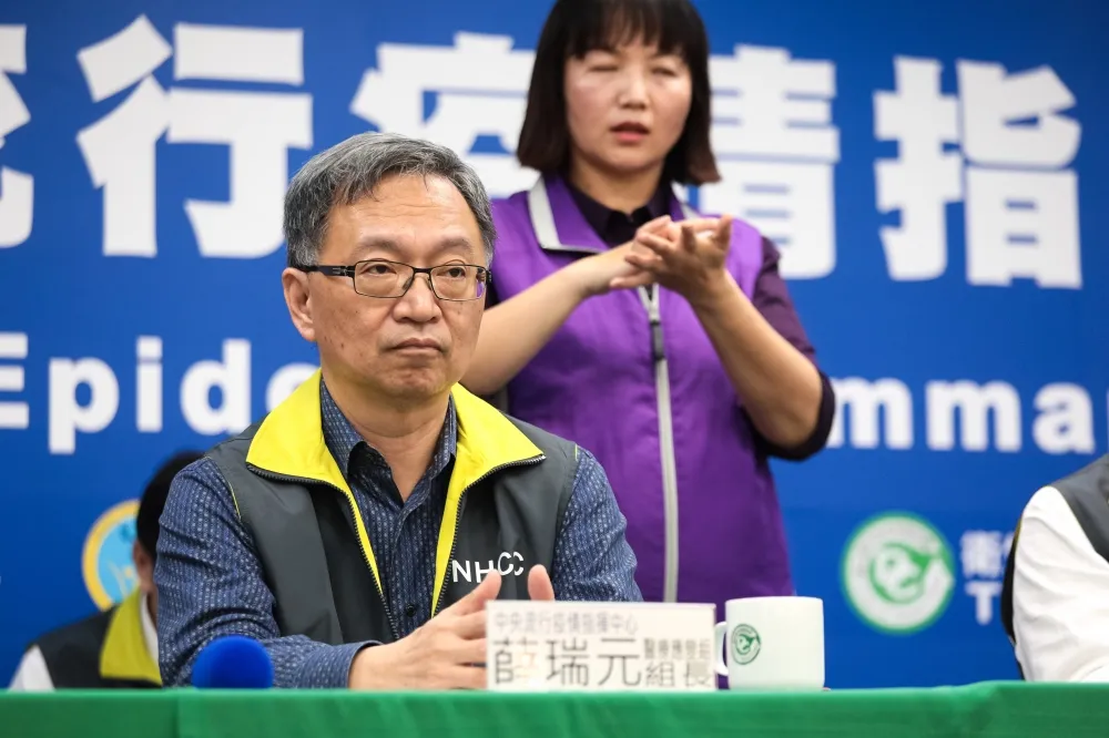 【養護確診防疫升級】擴大醫療照護員採檢條件　耳溫超過38度禁止上班