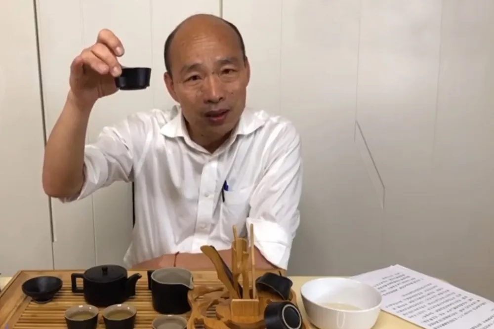 韓國瑜轉戰直播主上線寒暄　網友：能跟市長泡茶聊天真開心！