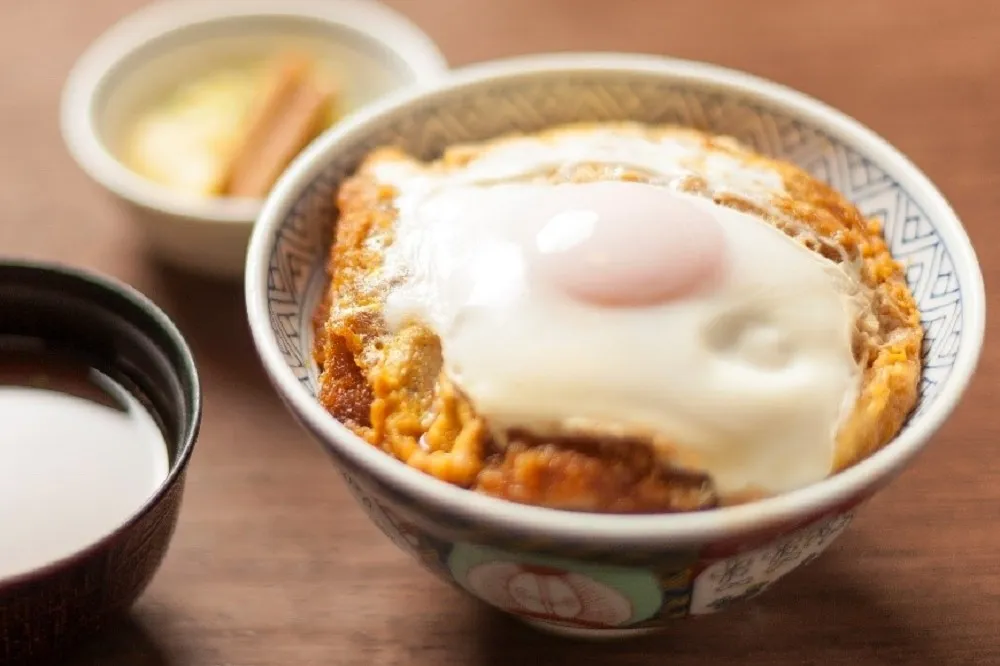 日本料理鐵人譽為「生涯第一豬排丼」！日本炸豬排元祖創始店「銀座梅林」　台灣首店 3/26 插旗新竹巨城