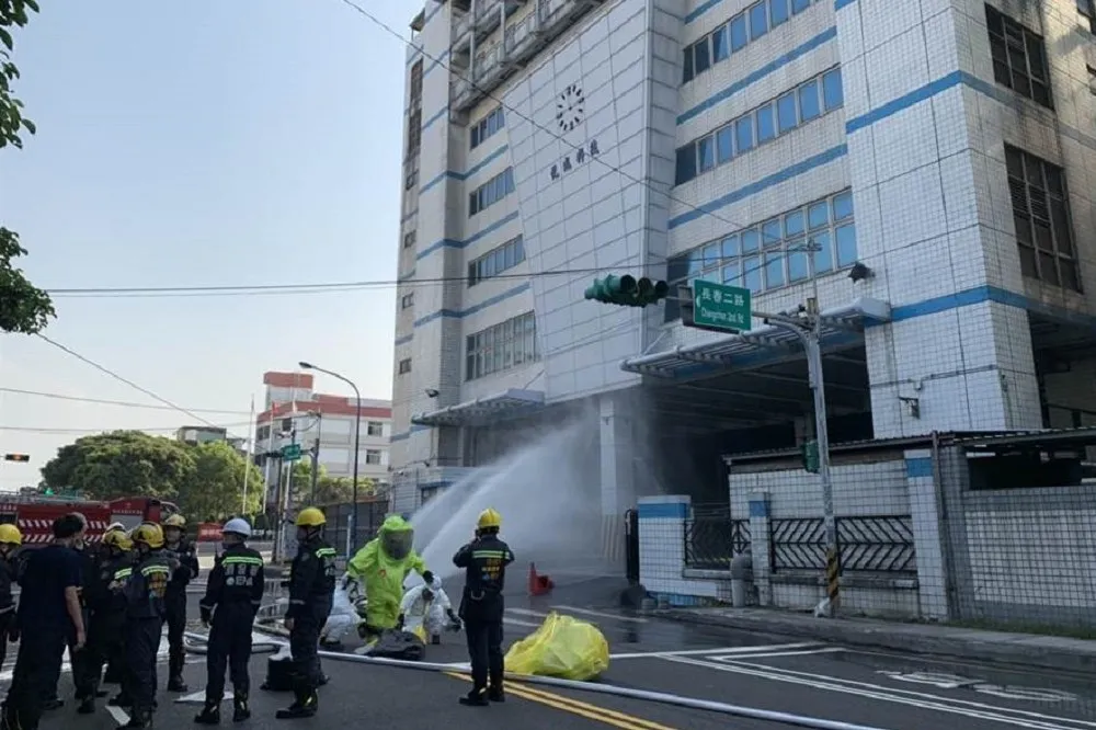 中壢化學槽車外洩　「化骨水」波及兩人送醫