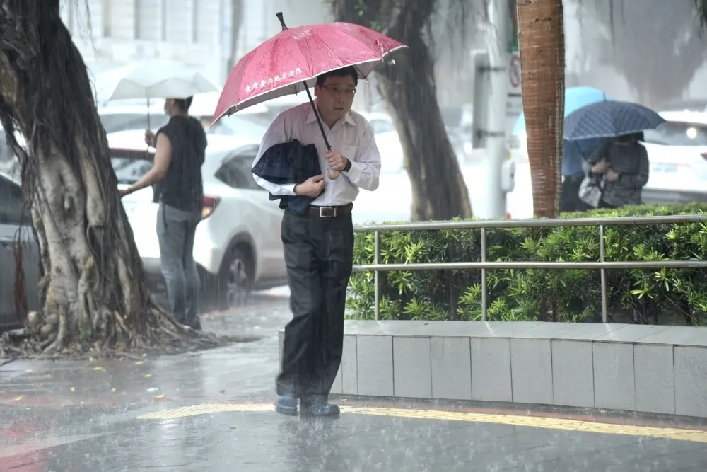 【暴雨來襲】北台雨勢又大又急　18縣市強風特報「蘭嶼小心雷擊」
