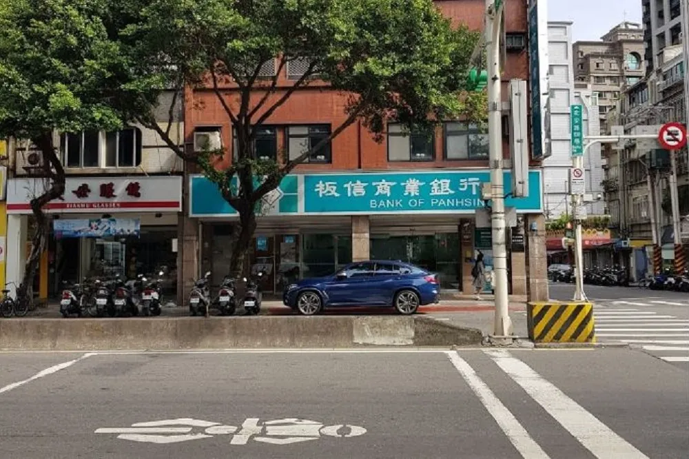 持M16步槍捲款80萬現金逃逸　板信銀行搶匪贓車於桃園龜山尋獲
