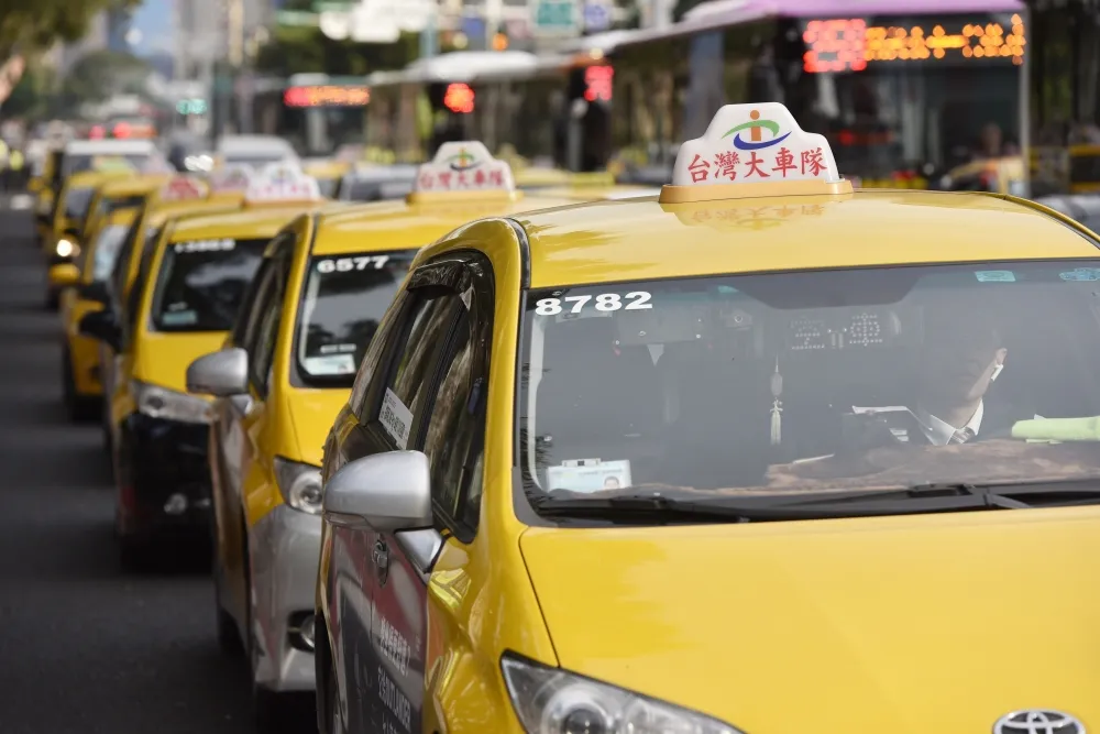 【運輸業紓困2.0】計程車及遊覽車司機　每月可望領1萬現金補助