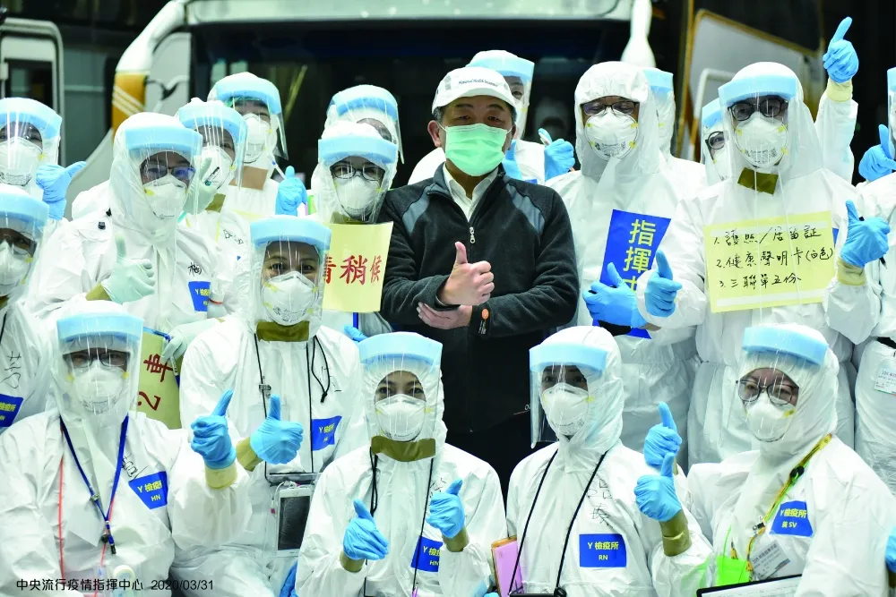 【國內累計322確診】30日返台專機214人　均無須後送就醫