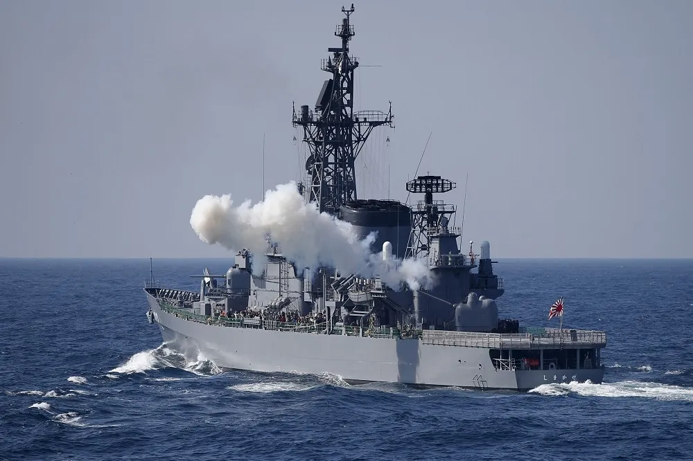 中國漁船與日護衛艦東海相撞　「島風號」船身出現逾１公尺破洞
