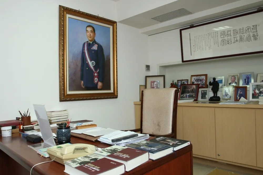 【郝柏村書房大公開】退休27年寫出500萬字　將軍府的拖鞋破了卻不在意