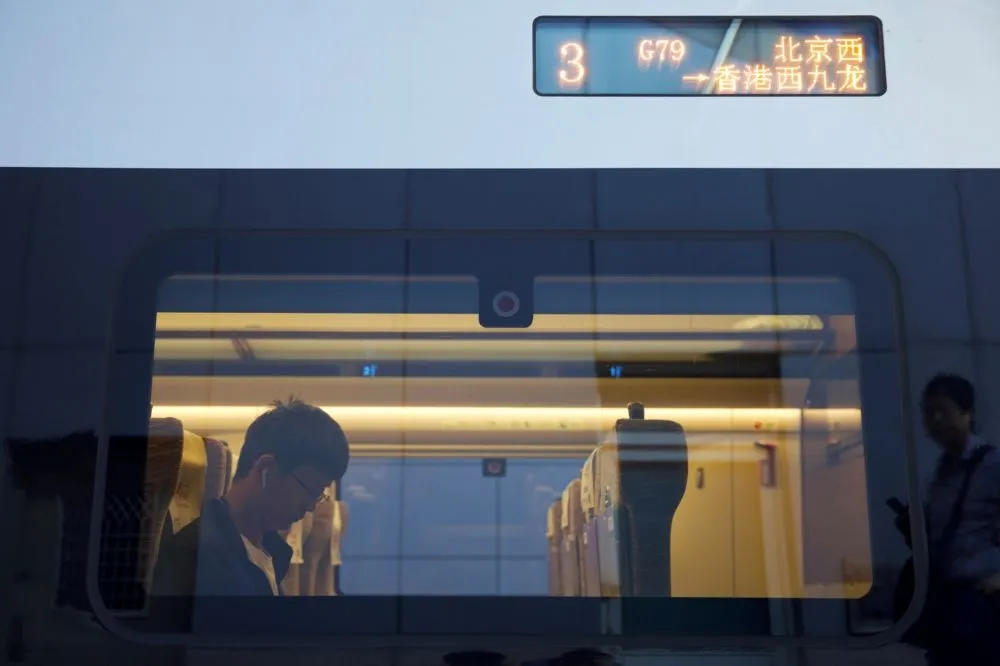 【武漢肺炎】香港防疫破口？　港鐵封關後仍有中國境管員工往返
