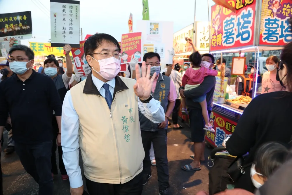 黃偉哲率市府相關單位視察花園夜市 宣導正確防疫觀念