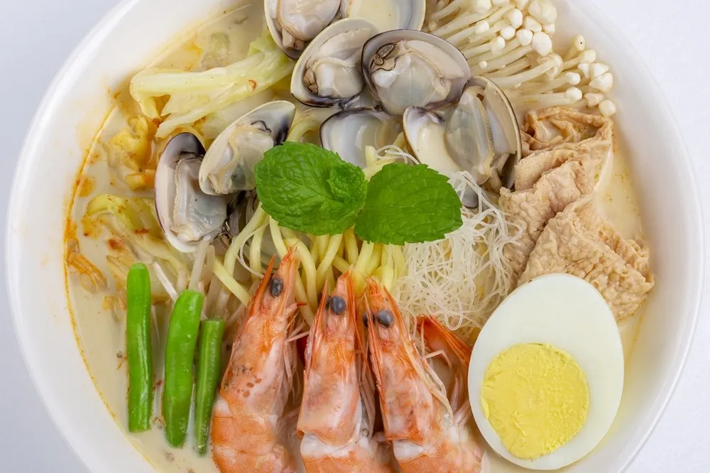 你在台北這三區上班嗎？Mamak 檔星馬料理「星洲海鮮叻沙」新上市　4/6~4/10 憑名片免費吃