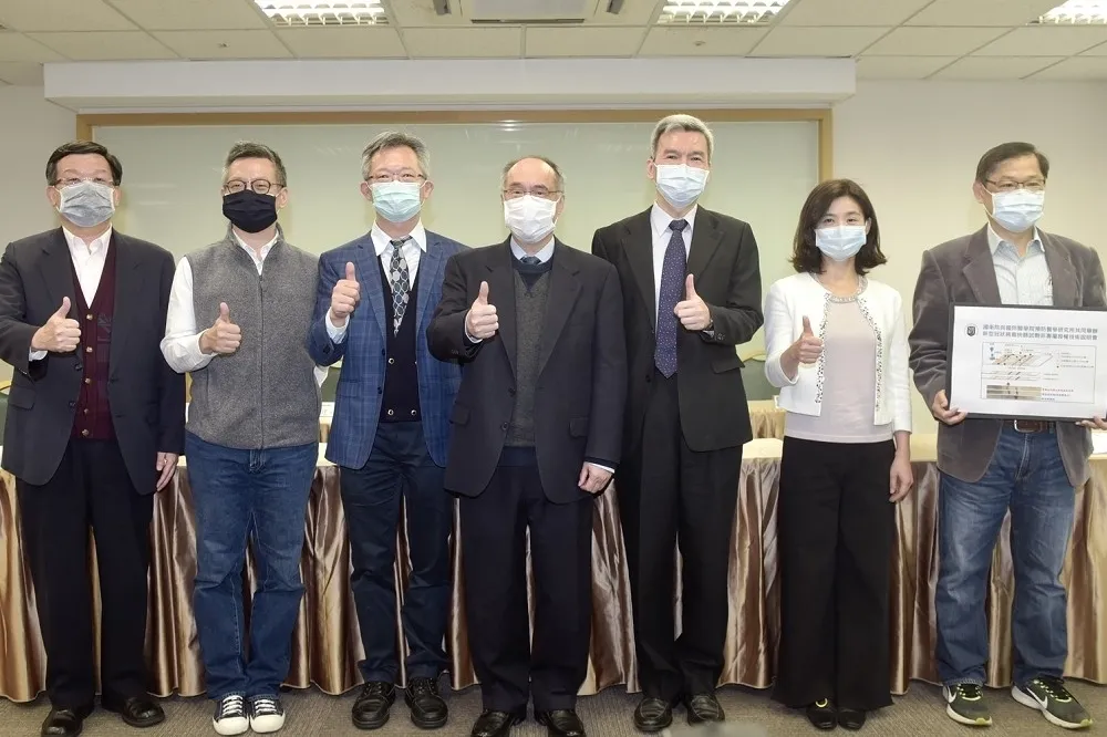 【拚3個月上市】15分鐘揪新冠病毒！　國衛院快篩試劑啟動技轉