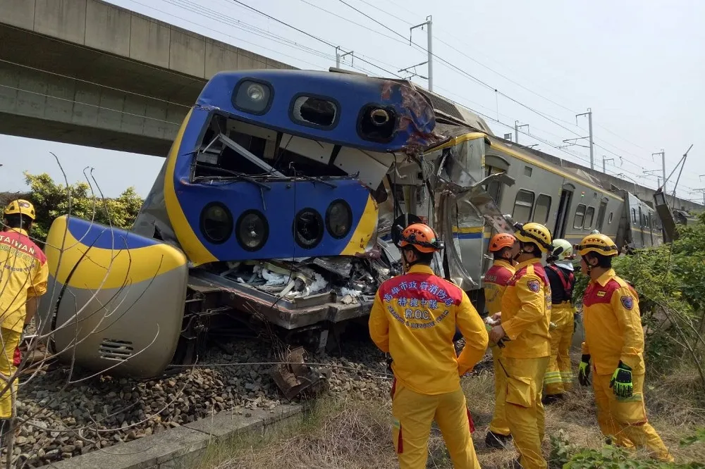 【高雄楠梓段】台鐵區間車意外衝撞貨車　3人輕傷1司機員撕裂傷