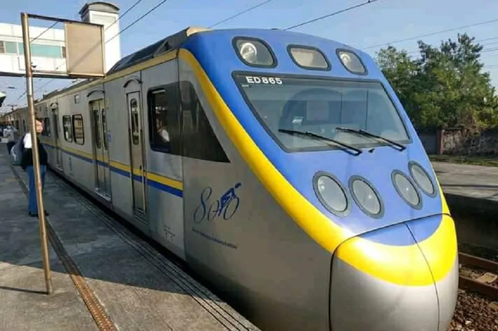 聯結車闖平交道「卡軌」撞火車　肇事司機將吊照最重罰9萬